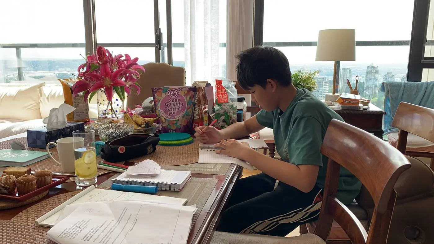 一位小客户在家中学习