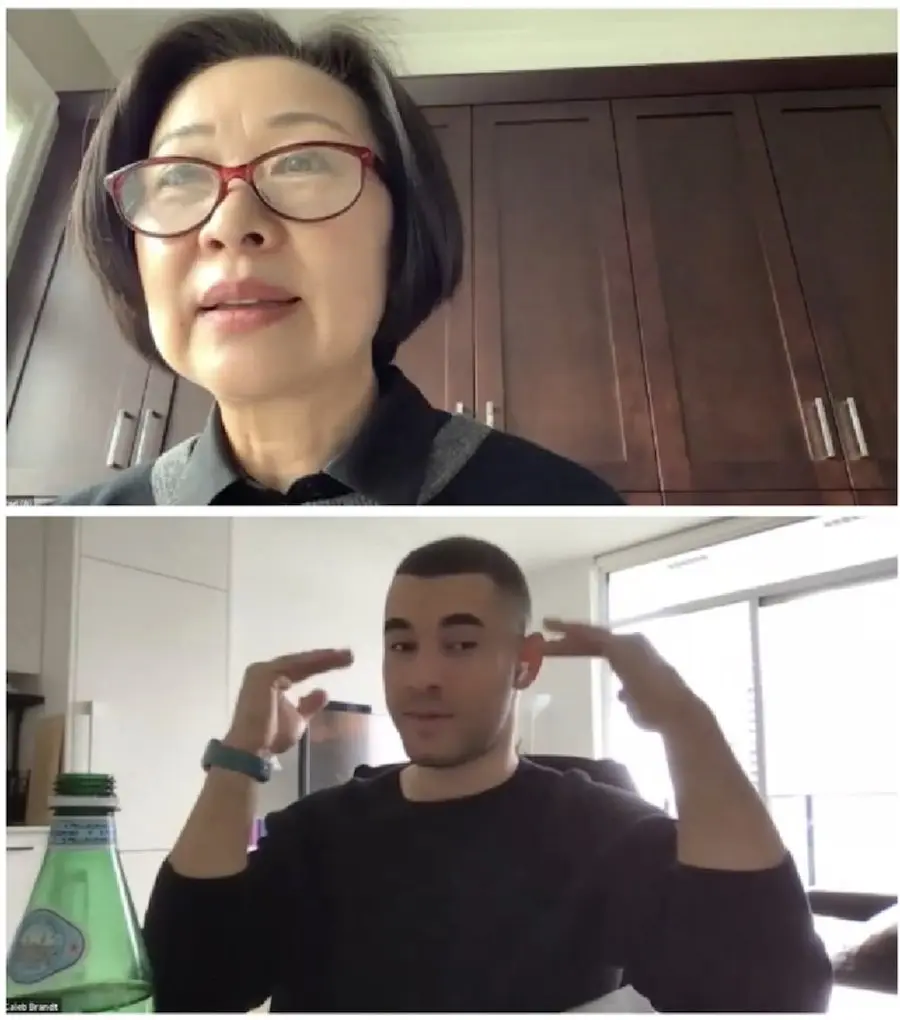 一位长者与她的助理在上视频英语课